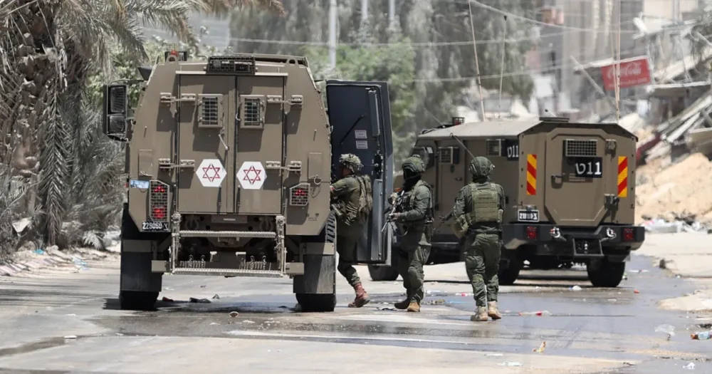 قوات الاحتلال تستولي على مركبتين في بلدة دير سامت جنوب غرب الخليل