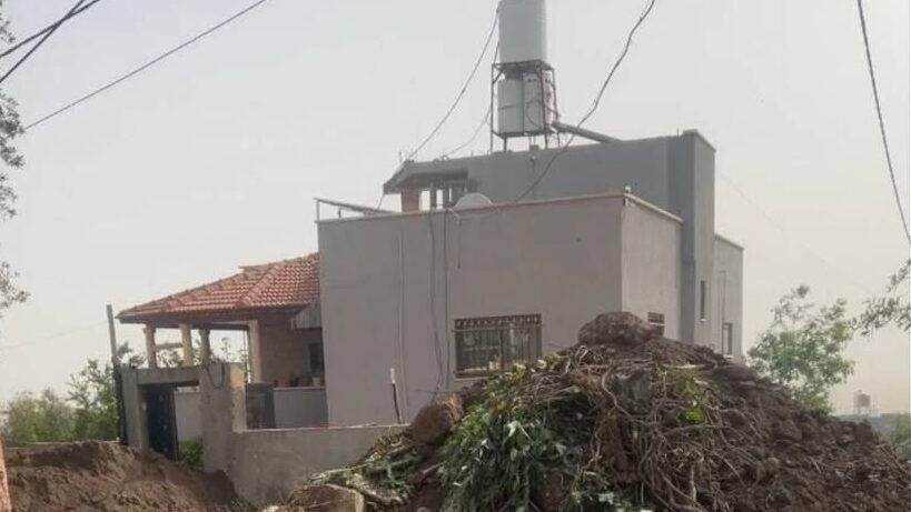 الاحتلال يجرف أراضي ويغلق طرقًا فرعية في زبوبا غرب جنين