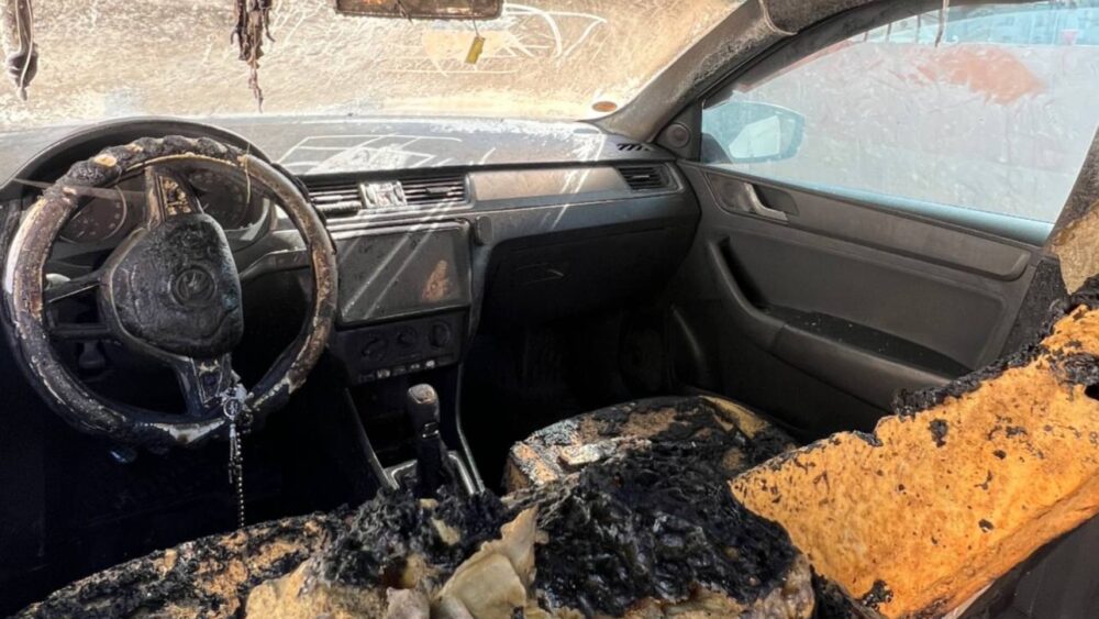 مستوطنون يهاجمون بيت امرين ويحرقون مركبتين