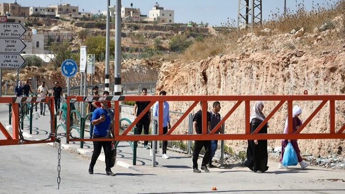 مستوطنون ينصبون بوابة حديدية في البلدة القديمة من القدس المحتلة