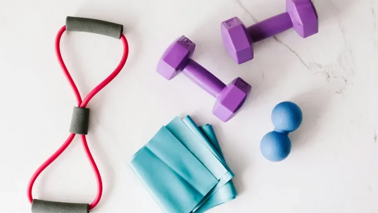 أحزمة المقاومة أم الأوزان الحرة.. أيهما أنسب لبناء العضلات في المنزل؟