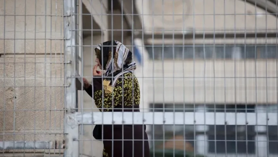 الاحتلال يحرم الأسيرات من ثوب الصلاة.. والحجاب غير متوفر لهن جميعًا