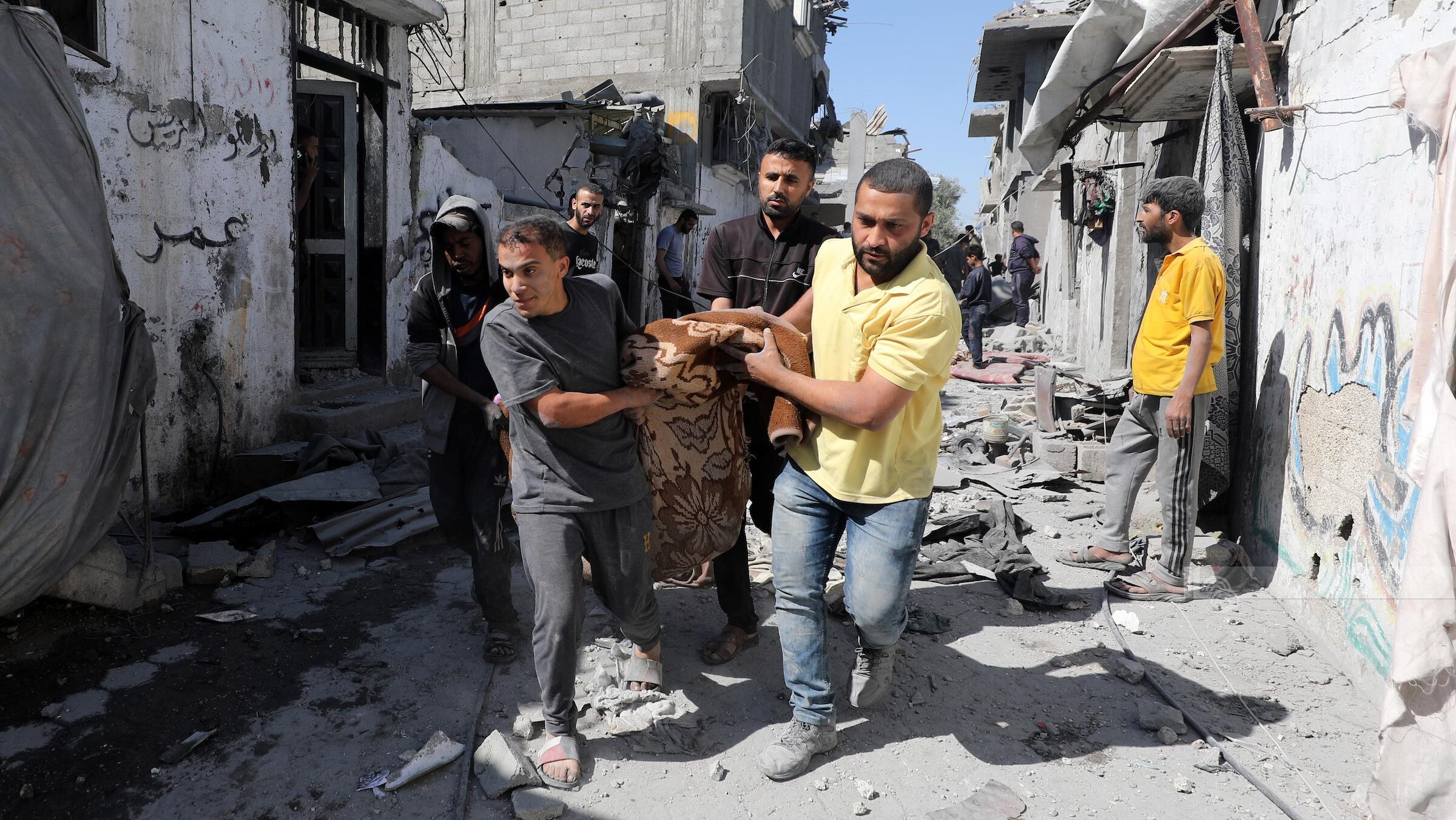 4 شهداء بينهم طفل ومصابون في قصف الاحتلال مركبة بمدينة غزة