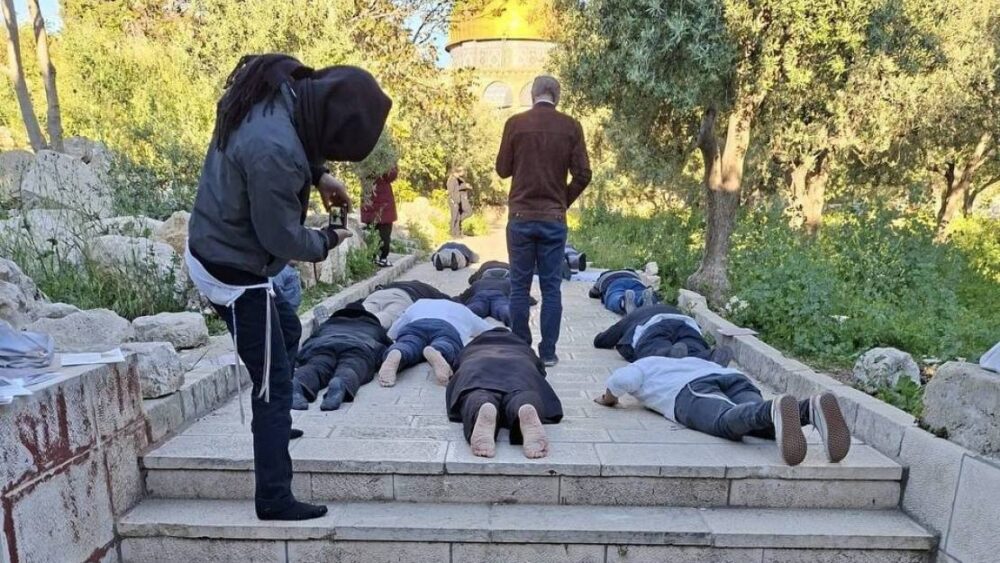 تصعيد خطير.. اقتحامات جماعية وطقوس تلمودية في الأقصى