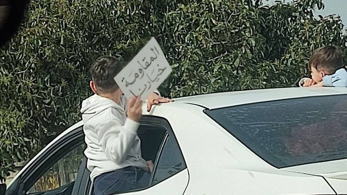 قصف إسرائيلي على دراجة نارية وسيارة على طريق عام كونين