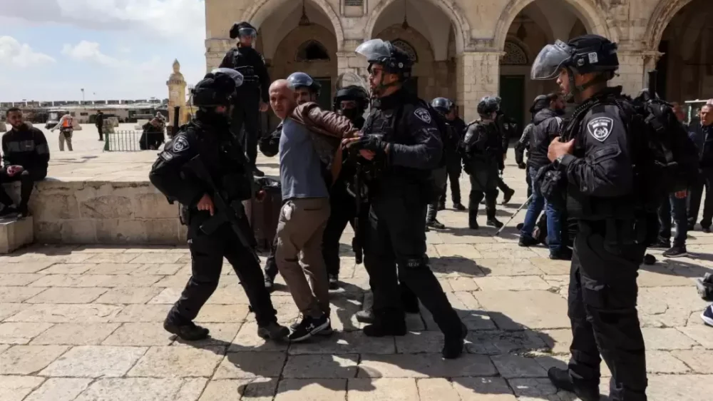 تحذيرات من اقتحامات واسعة للأقصى ورفع أعلام الاحتلال داخله