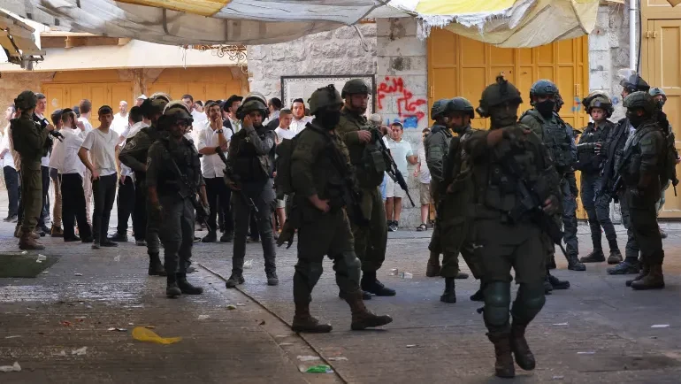 قوات الاحتلال تغلق وسط مدينة الخليل وتفتش منازل في قرية الطبقة