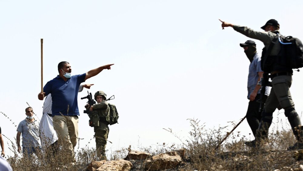 مواطنون يتصدون لمحاولة مستوطنين الاستيلاء على منزل في بلدة الشيوخ