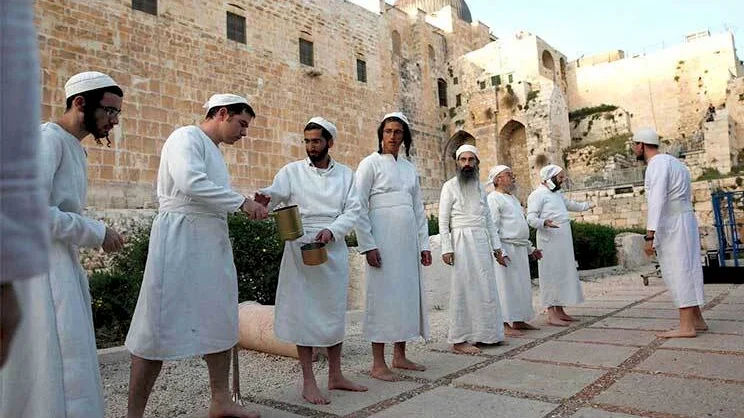 مستعمرون يؤدون طقوسا تلمودية عند باب الساهرة