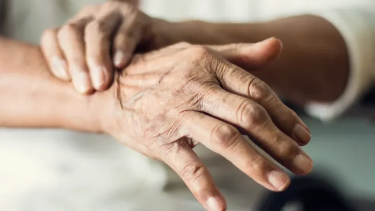 قبل أن ترتجف يداك.. أمعاؤك قد تكشف إصابتك بمرض باركنسون