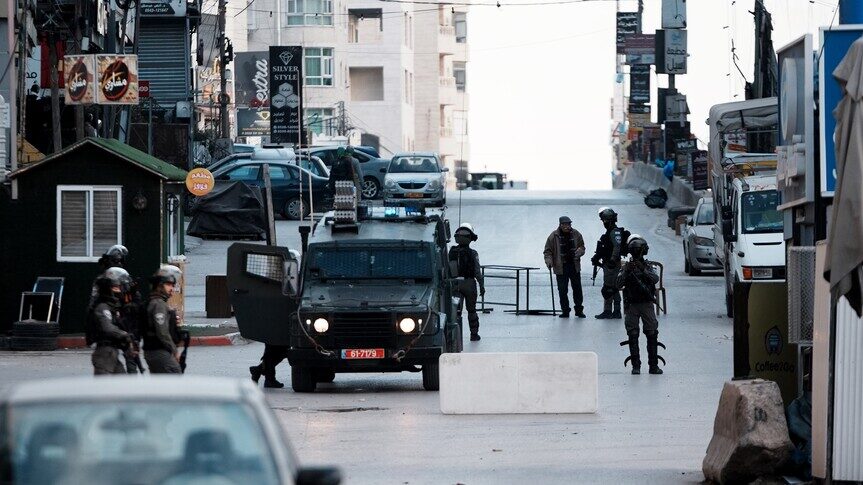 محافظة القدس: اقتحامات مستمرة واعتقالات ومداهمات عنيفة شمال المدينة