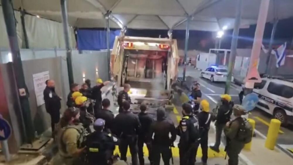 هروباً من موت إلى موت: عمالٌ يبحثون عن الضوء من ثقب "شاحنة نفايات"