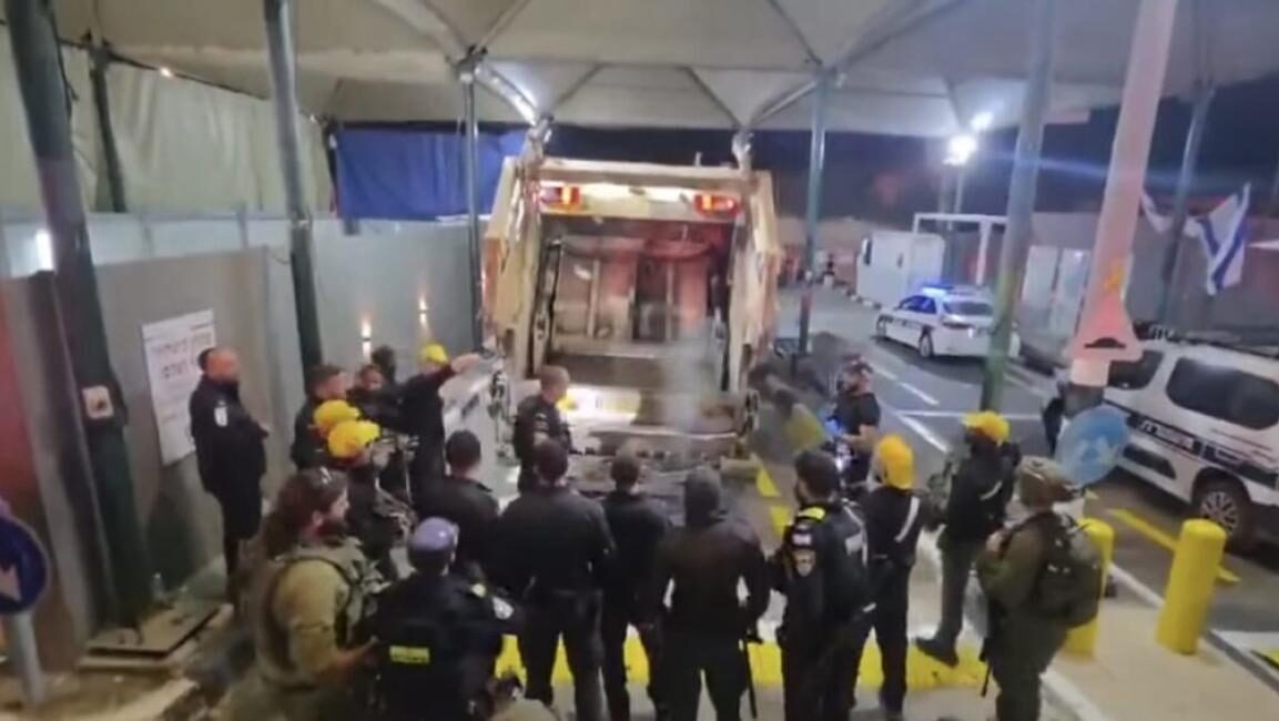 هروباً من موت إلى موت: عمالٌ يبحثون عن الضوء من ثقب "شاحنة نفايات"