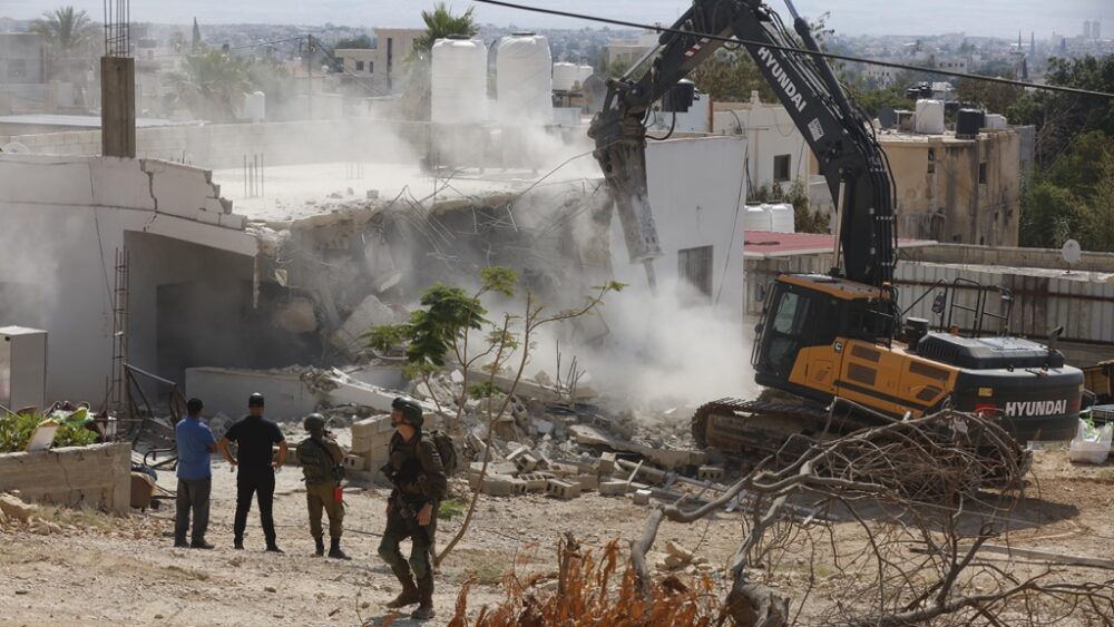 الاحتلال يخطر بهدم عشرات المنشآت التجارية والسكنية شمال القدس المحتلة