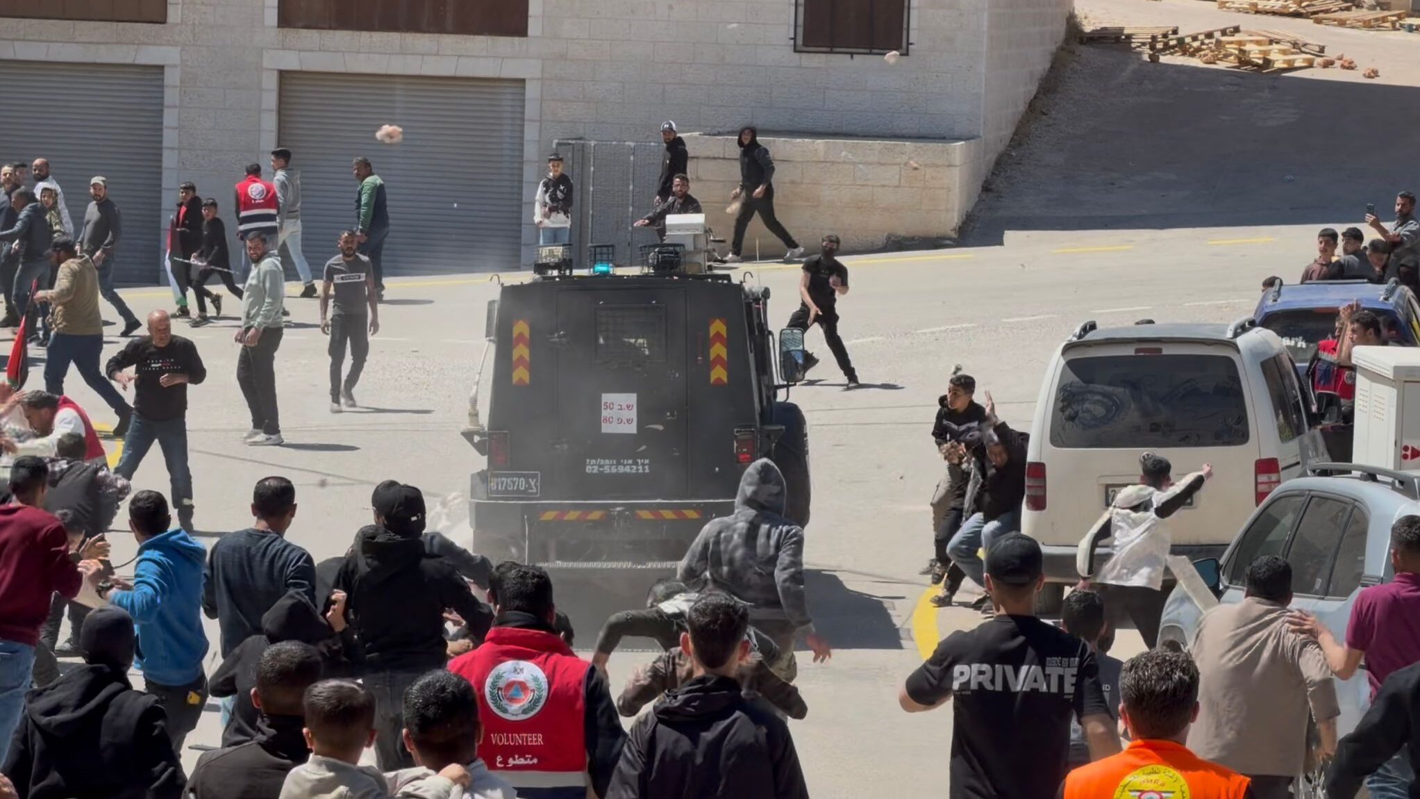 الاحتلال يعتدي على المشيعين لجنازة شهيدي المغير شرق رام الله