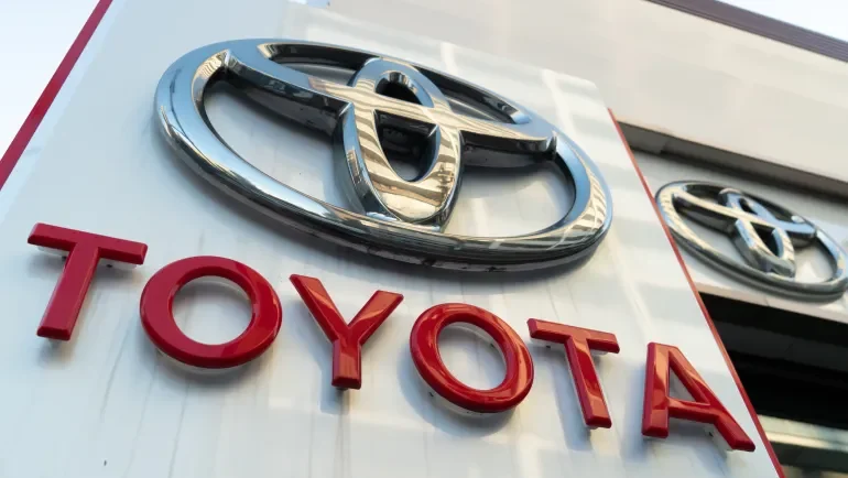 تويوتا تستدعي 74 ألف سيارة "كورولا كروس" بسبب خطر يهدد المشاة