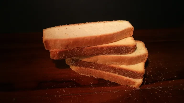 لا يتفتت تحت الماء.. ماذا وراء "الخبز المستحيل" الذي أشعل الجدل؟