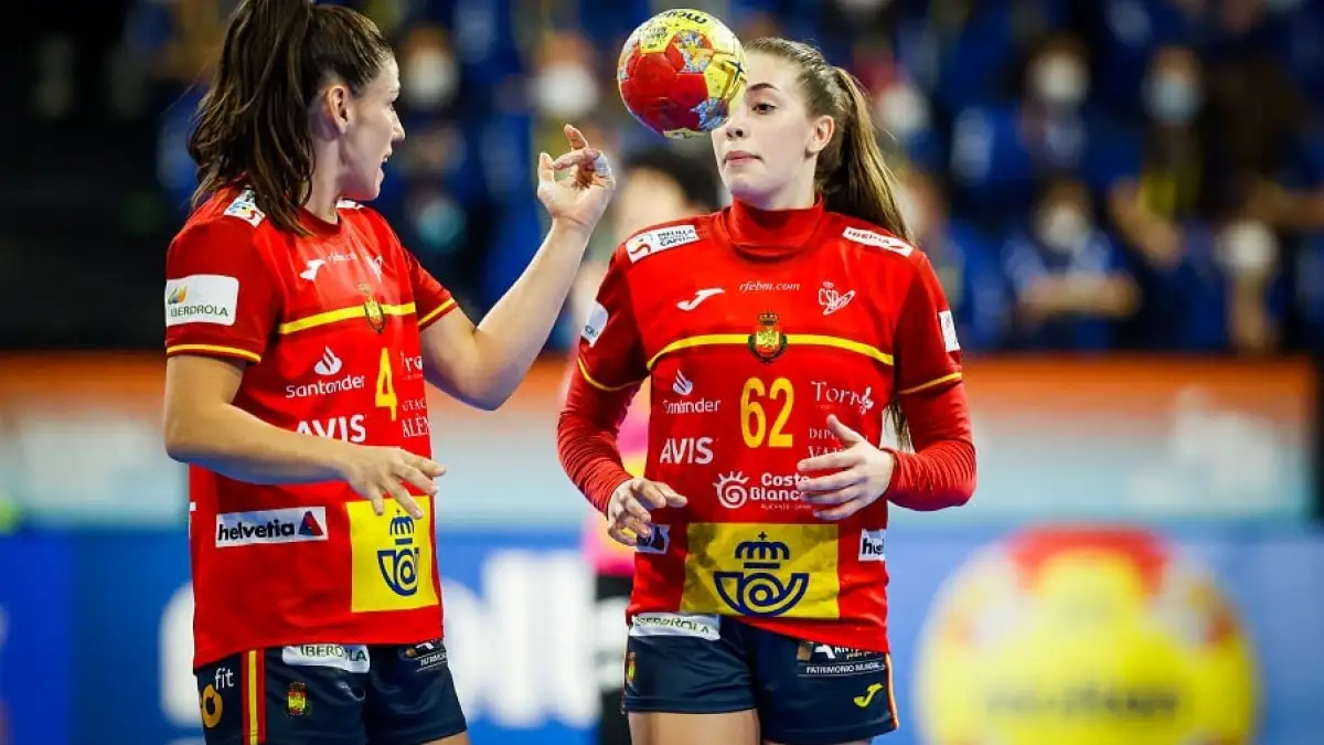 احتجاج رياضي في غرناطة: لاعبات منتخب إسبانيا لكرة اليد يرفعن شعارات فلسطينية أمام الاحتلال الاسرائيلي