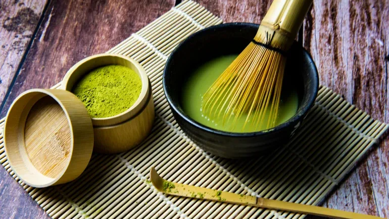 الماتشا في مواجهة القهوة.. أيهما يمنحك يقظة بلا توتر؟