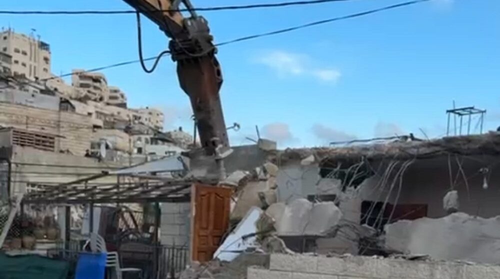 الاحتلال يُجبر مواطنا على هدم منزله في حي البستان ببلدة سلوان