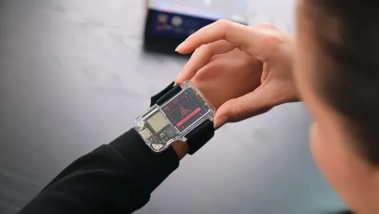 ساعة "ناسا أرتميس 2".. من المعصم إلى القمر