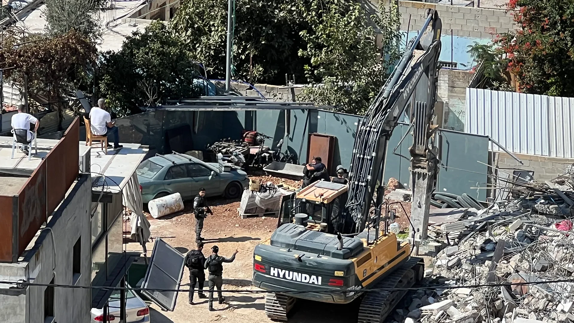 الاحتلال يجبر مواطناً على هدم غرفة سكنية في سلوان
