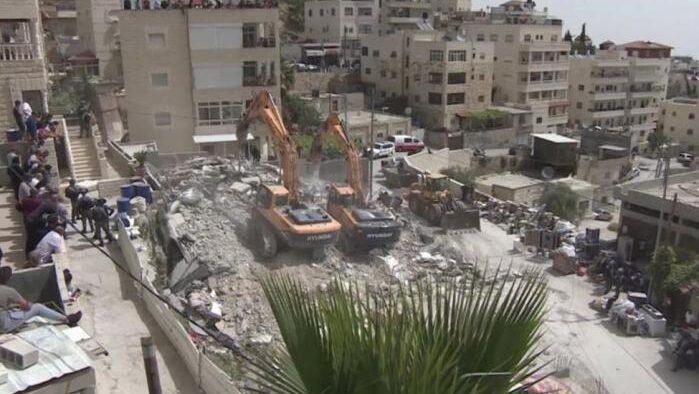 الاحتلال يشرع بهدم منشآت قرب مخيم شعفاط بالقدس