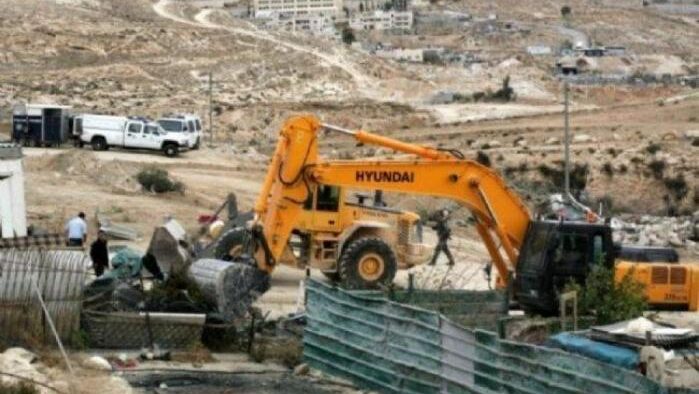الاحتلال يهدم ثلاثة بركسات ويتلف أعلافاً في الرشايدة شرق بيت لحم