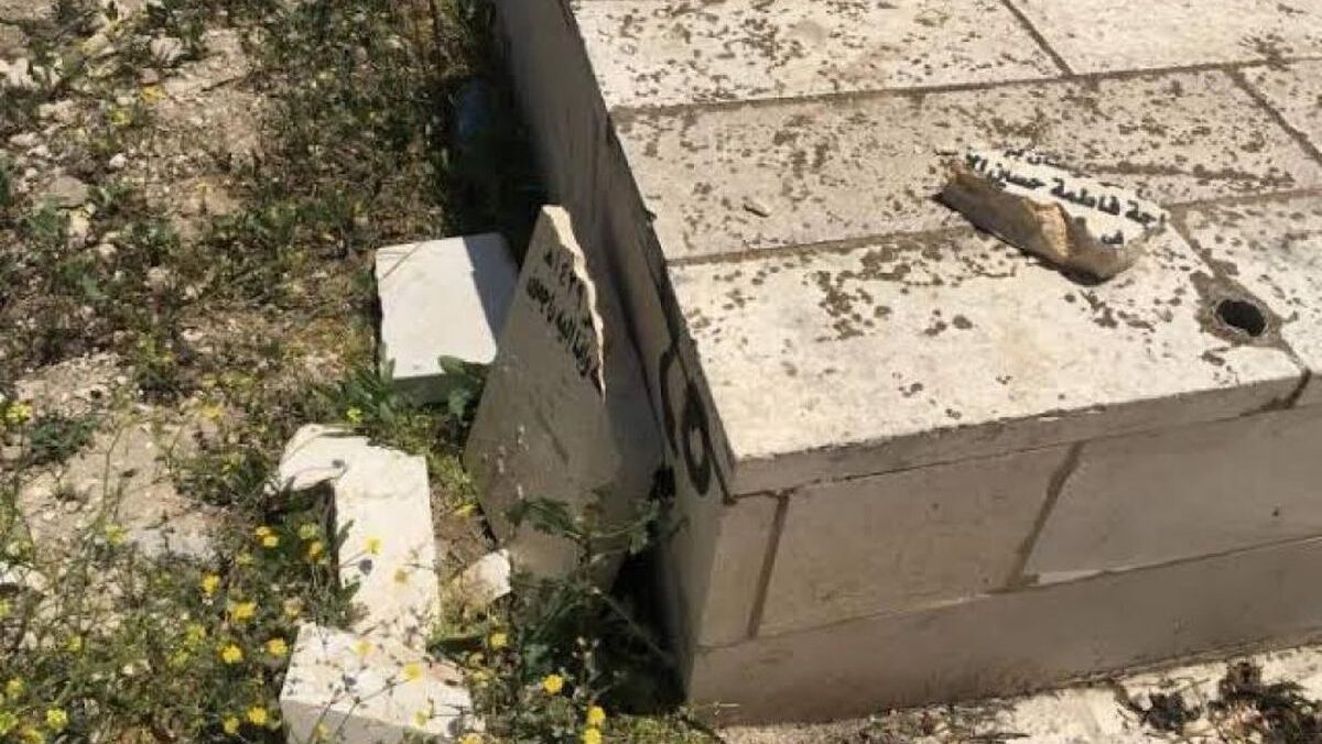 مستوطنون يدمرون شواهد قبور شرق بيت لحم
