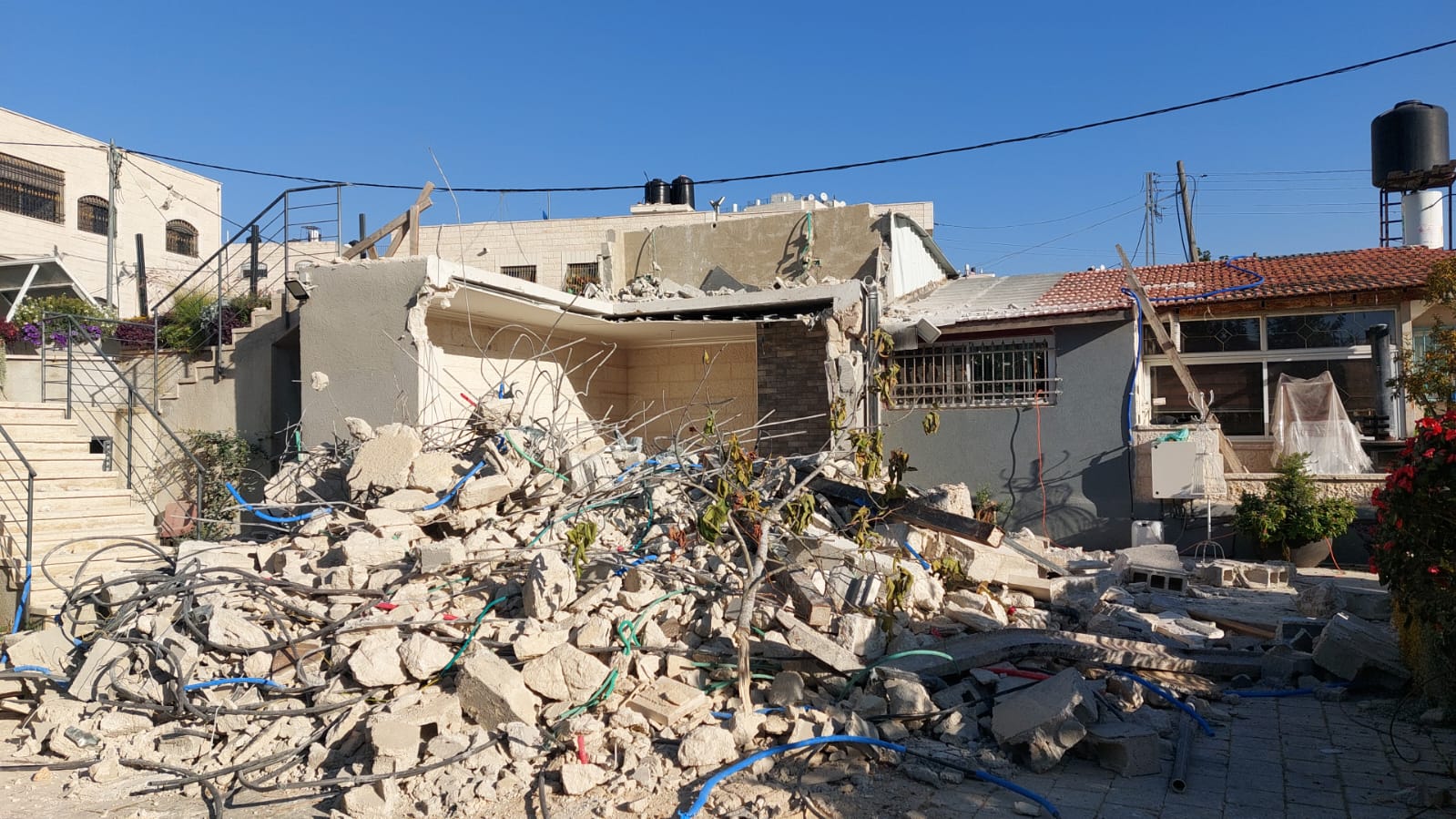الاحتلال يجبر مواطنا على هدم منزله في مخيم شعفاط شمال القدس