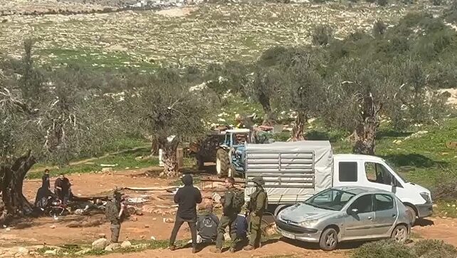 مستوطنون يمنعون مزارعين من حراثة أراضيهم في بيت إكسا