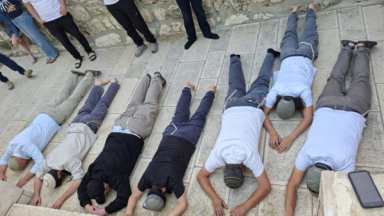مستوطنون يؤدون سجوداً ملحمياً جراء اقتحام المسجد الأقصى المبارك
