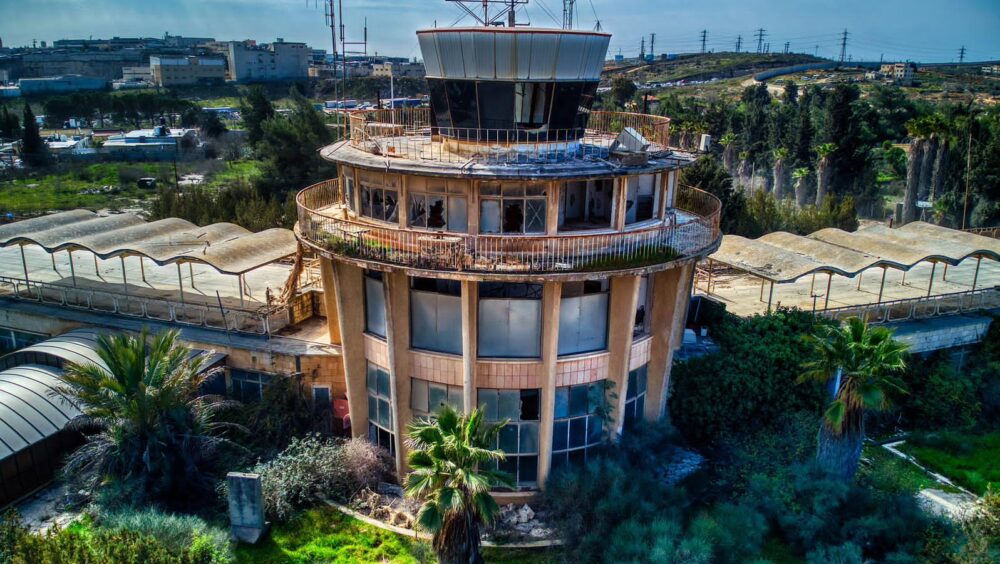 محافظة القدس تحذّر من مخطط استيطاني لإقامة مركز تراث في مطار القدس الدولي