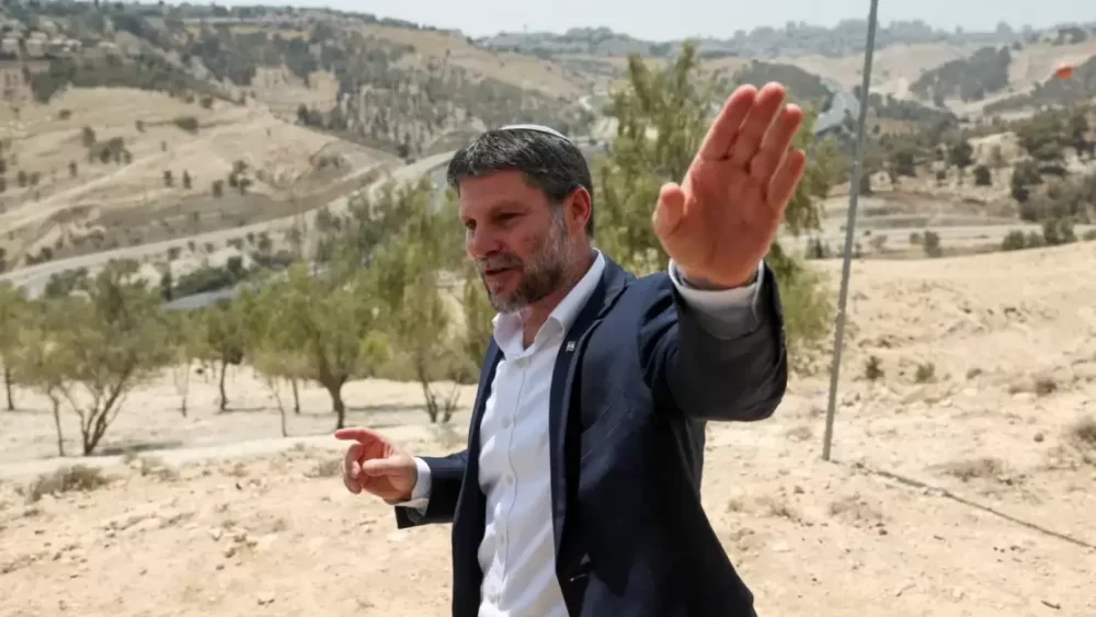 سموتريتش يوقع أمراً فورياً بإخلاء الخان الأحمر وتهجير سكانه