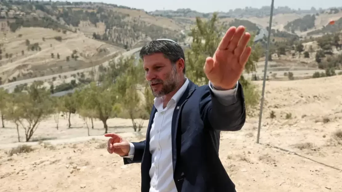 سموتريتش يوقع أمراً فورياً بإخلاء الخان الأحمر وتهجير سكانه