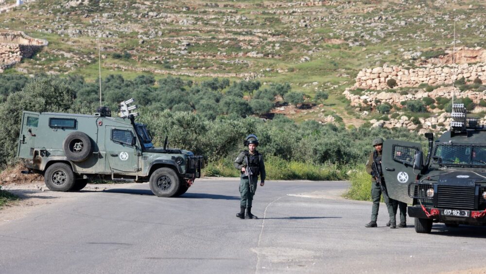 إصابة طلبة بالاختناق جراء إطلاق الاحتلال الغاز السام على مدرسة المغير شرق رام اللهإصابة طلبة بالاختناق جراء إطلاق الاحتلال الغاز السام على مدرسة المغير شرق رام الله