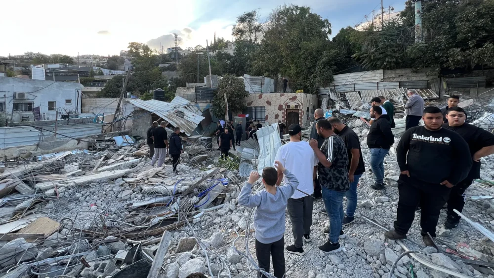 الاحتلال يشرع بهدم مطعم في حي المصرارة بالقدس
