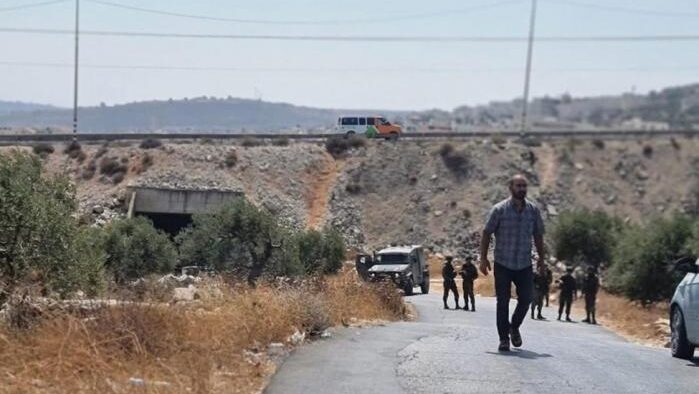 مستوطنون يهاجمون المواطنين في الطيبة ويشعلون النار في برقا شرق رام الله