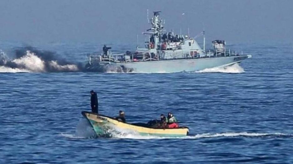 إصابة صياد بجروح خطيرة برصاص الاحتلال في بحر دير البلح