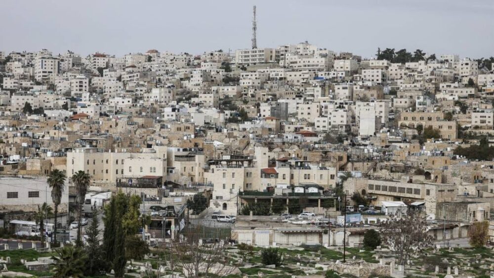 صحيفة عبرية: خطة استيطانية لإقامة 100 بؤرة داخل مناطق "أ" بالضفة