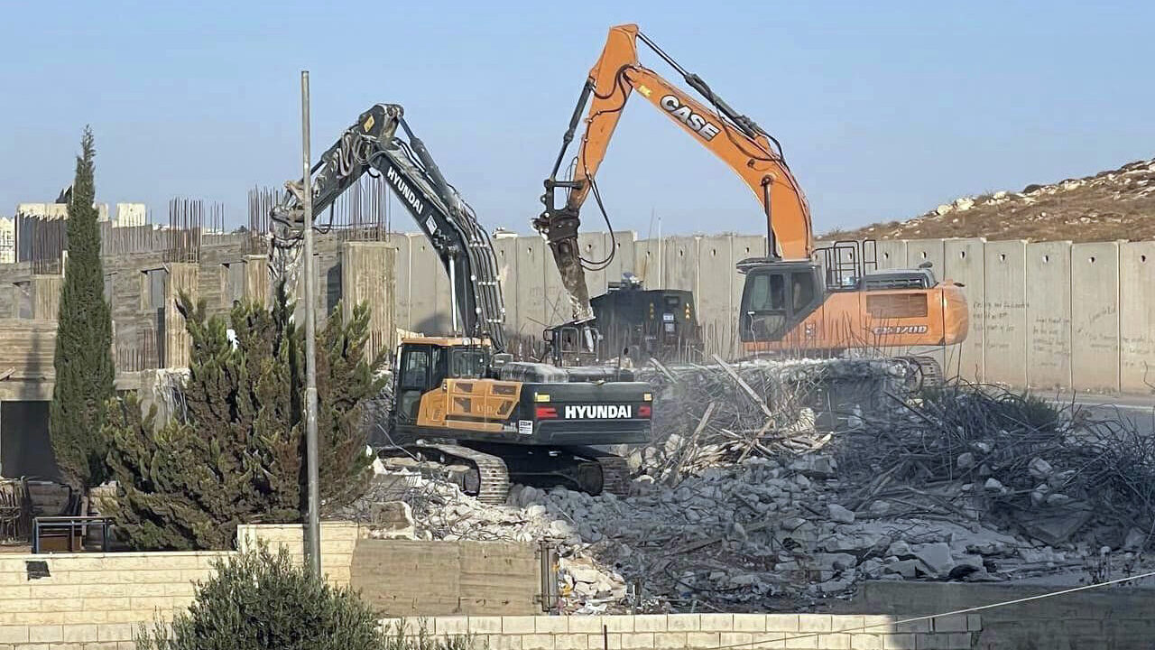 تجريف أراضٍ في منطقة عراق الدير جنوب القدس المحتلة