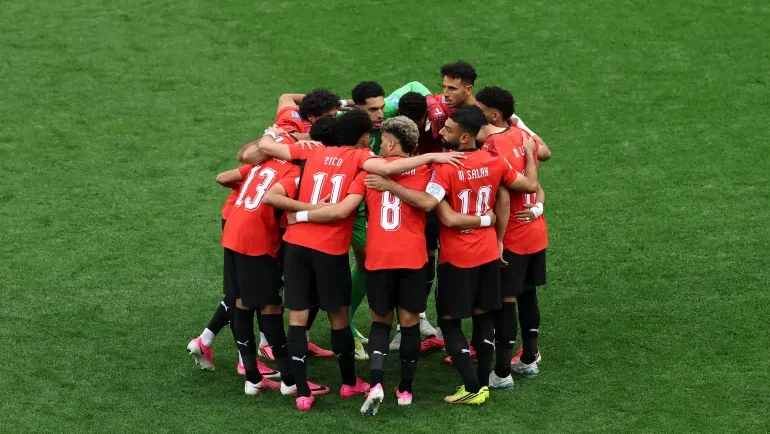 حملة تحريضية تقودها حسابات مؤيدة لإسرائيل ضد المنتخب المصري بسبب سورة "الفاتحة"