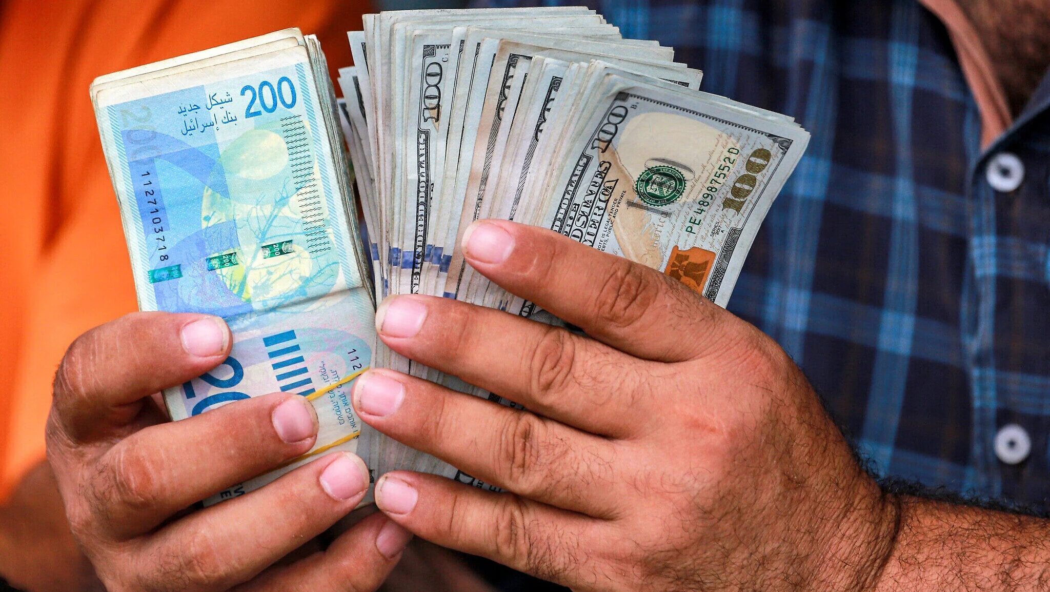 الدولار يتراجع دون 2.96 شيكل بعد قفزة مدفوعة بالتوترات ما بين إيران وإسرائيل