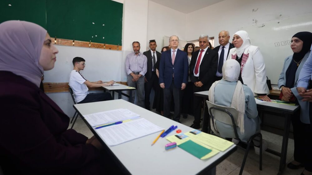 رئيس الوزراء يطلق امتحان الثانوية العامة من قريتي المغير وأبو فلاح