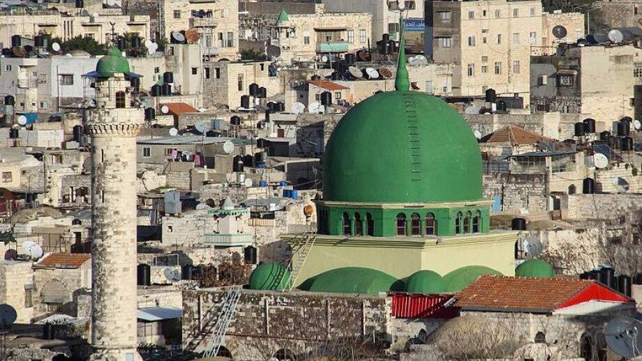 تعميم لوزارة الأوقاف: رفع الأذان فقط عبر السماعات الداخلية في المساجد القريبة من المستوطنات