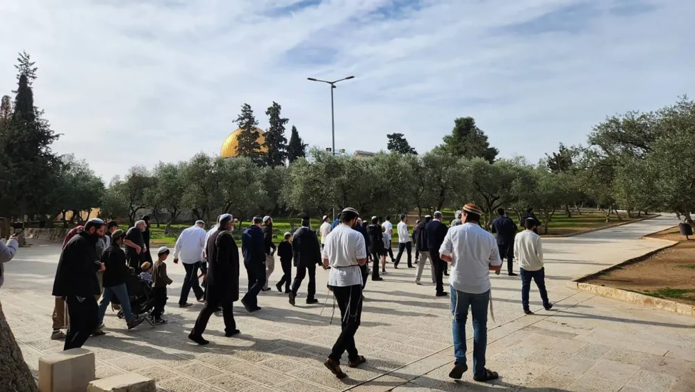 عشرات المستوطنين يقتحمون المسجد الأقصى ويؤدون طقوساً تلمودية بحماية شرطة الاحتلال