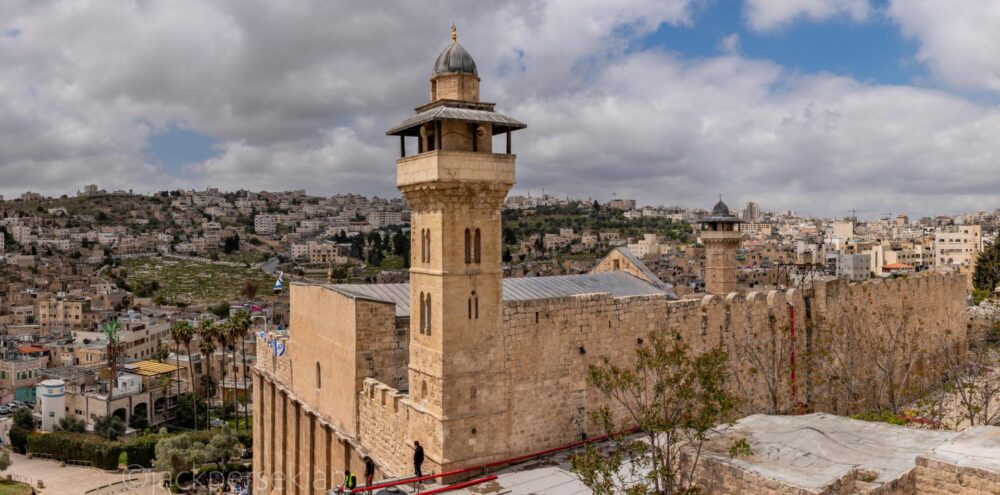 الأوقاف تستنكر إزالة الاحتلال المظلة الموجودة في صحن الحرم الإبراهيمي