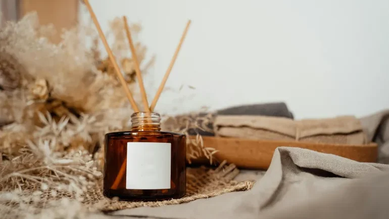 ما لا تخبرك به الشموع ومعطرات الجو.. كيف تستمتع بروائح منزلك دون أن تؤذي رئتيك؟