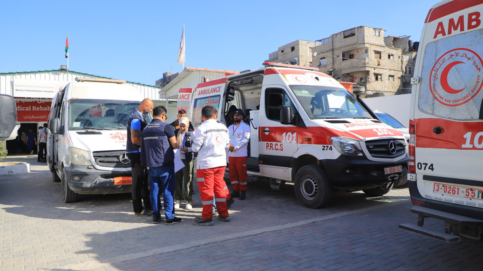 الهلال الأحمر ينفذ عملية إجلاء جديدة لـ33 مريضاً من قطاع غزة عبر معبر رفح