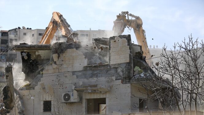 الاحتلال يخطر مقدسياً بإزالة غرفة من أرضه في بلدة سلوان